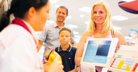 Family in grocery register line © iStock