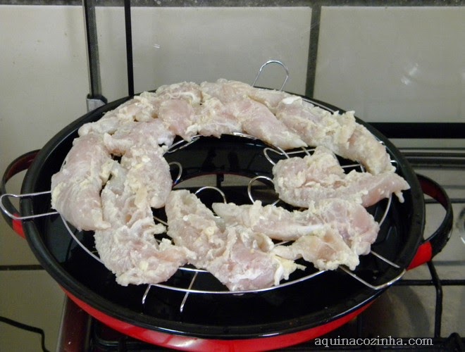 Featured image of post Como Assar Peixe Na Churrasqueira El trica A churrasqueira el trica produz menos fuma a e assa rapidamente as pe as de carne ling i a e frango reservam a gordura dos alimentos em compartimento separado e isso evita a fuma a