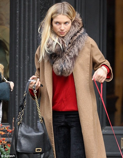 http://i.dailymail.co.uk/i/pix/2011/11/03/article-0-0EA85DFD00000578-677_468x600.jpg
