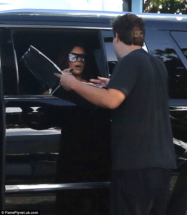 Sinal dos tempos: Como Kim puxado para cima, ela foi abordada por um fã em busca de autógrafos