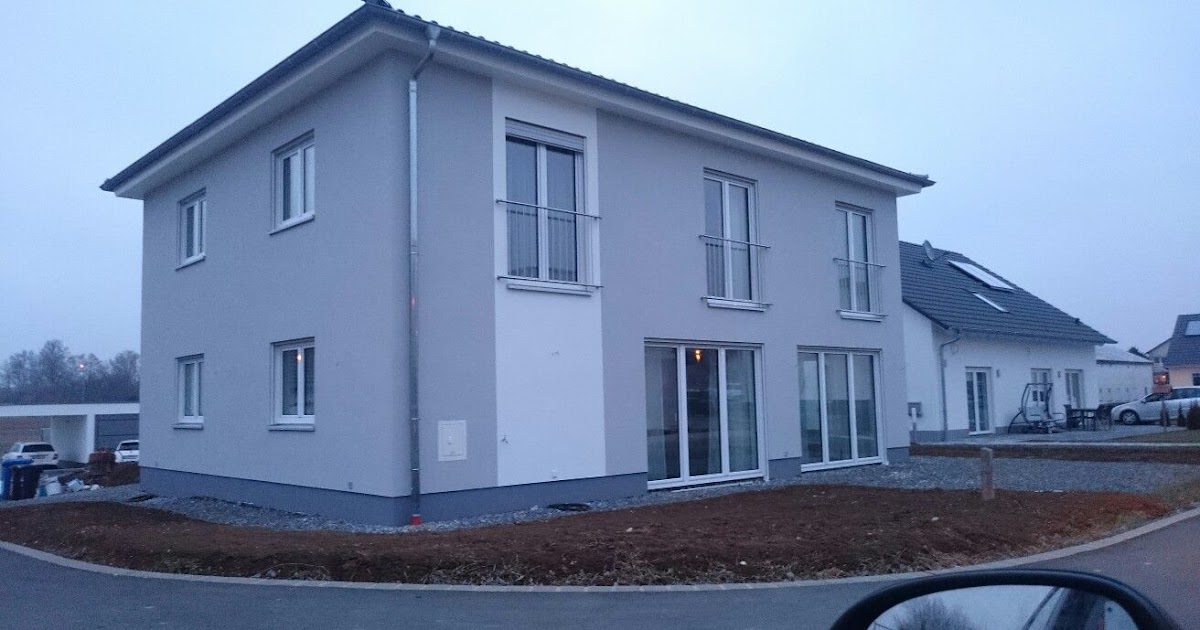 graues haus weiße fenster