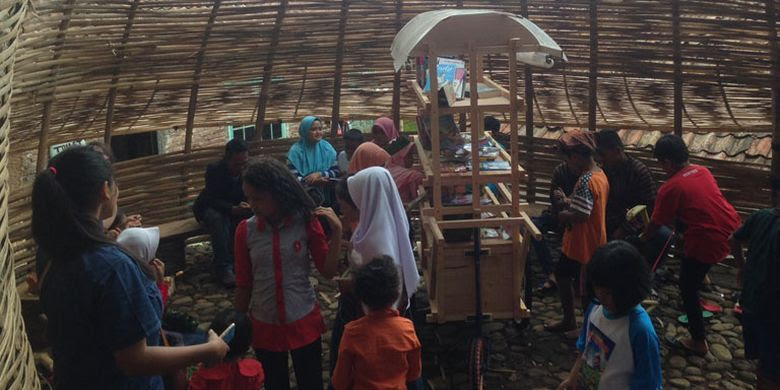 Taman Baca di Pasar Papringan, Desa Ngadiprono, Kecamatan Kedu, Kabupaten Temanggung, Jawa Tengah. Meski di tengah pelosok desa, pasar itu tetap diburu wisatawan.
