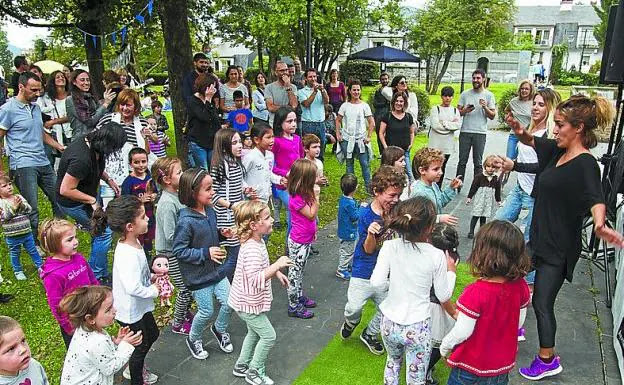 Baile en una Girabira celebrada en el parque Mendibil.