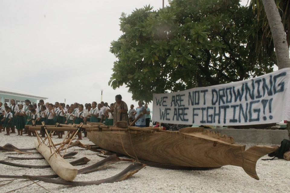 Tokelau School kids with canoe and banner