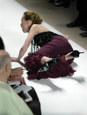 A model for designer Oscar de la Renta takes a tumble onto the runway during the presentation of the Oscar de la Renta Fall-Winter 2004 Collection in New York, February 9, 2004. REUTERS-Mike Segar