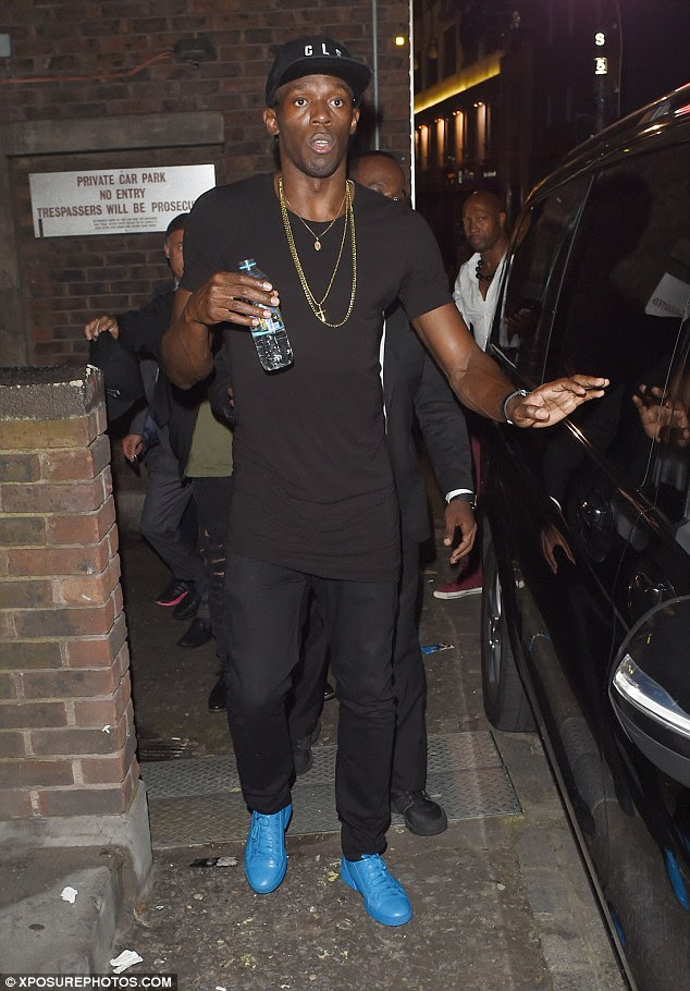 Hometime: Estrela Sprint Usain foi retratado no formadores azuis surpreendentes como ele deixou a boate Cirque le Soir, no Soho
