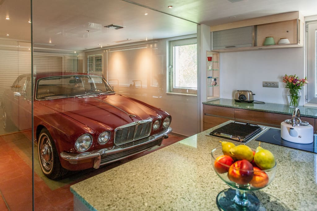 The kitchen with the old Jaguar model of 1970.