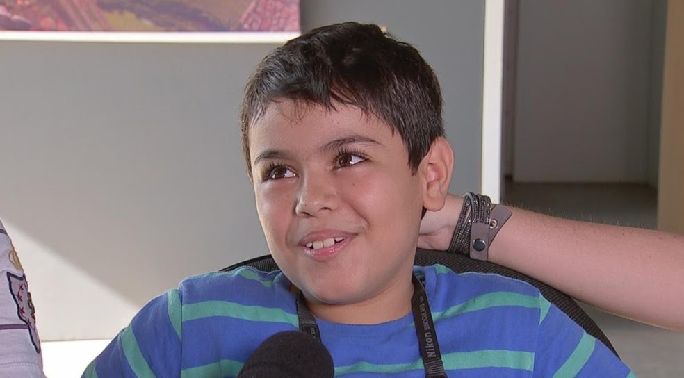 Neto Matheus Fernandes acompanhou o avô no salto de paraquedas no Centro Nacional de Paraquedismo (Foto: Reprodução/TV TEM)