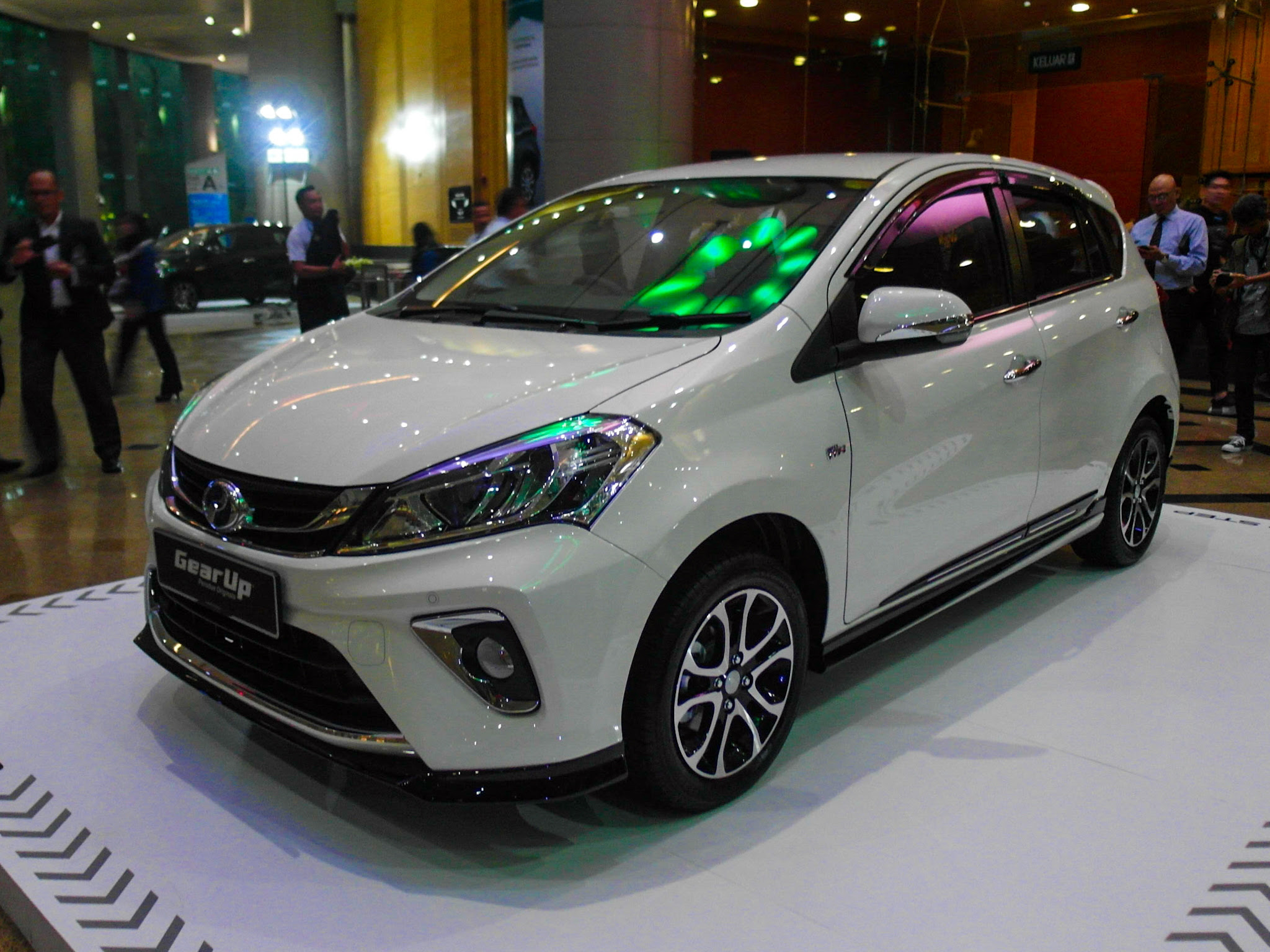 Perodua Aruz Vs X70 - Situs Contoh x