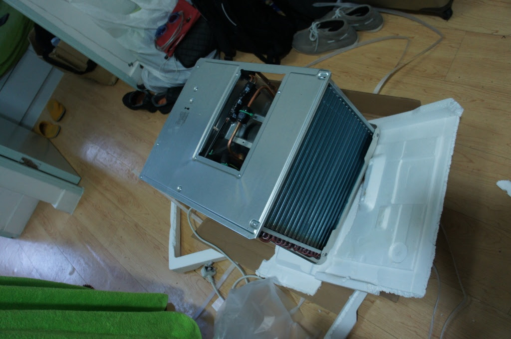 新しいエアコン設置中