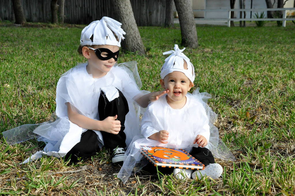 In Between Laundry: Little Ghosties--No Sew Costumes