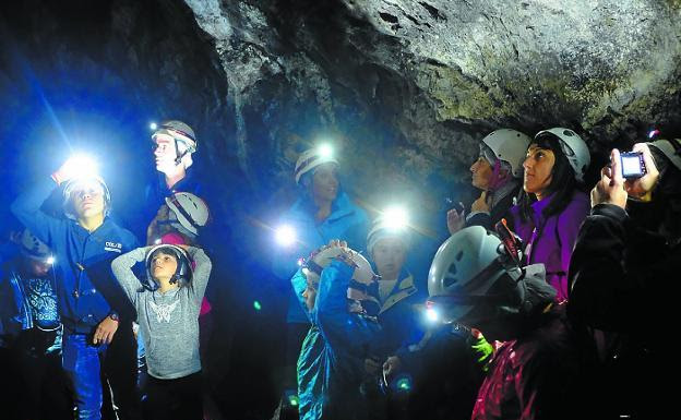 Bajo tierra. Visita guiada al entorno de Irugurutzeta, una de las actividades del museo./F. DE LA HERA