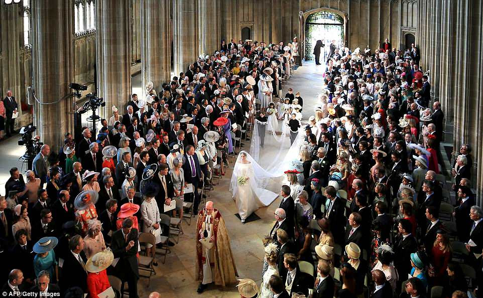 Meghan caminha pelo corredor na Capela de São Jorge no inÃcio da cerimônia de casamento real em Windsor
