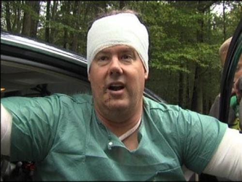 A resident of Pennsylvania, met with a bear on his doorstep Richard Moyer resident Perry County, Pennsylvania, hunted, not walking in the protected forest, he even on the roadside in the forest is not moved out. He just stood in the doorway of his house at three o'clock in the morning and called his dog. Suddenly appeared from somewhere and the bear attacked a man right at the door of the house.