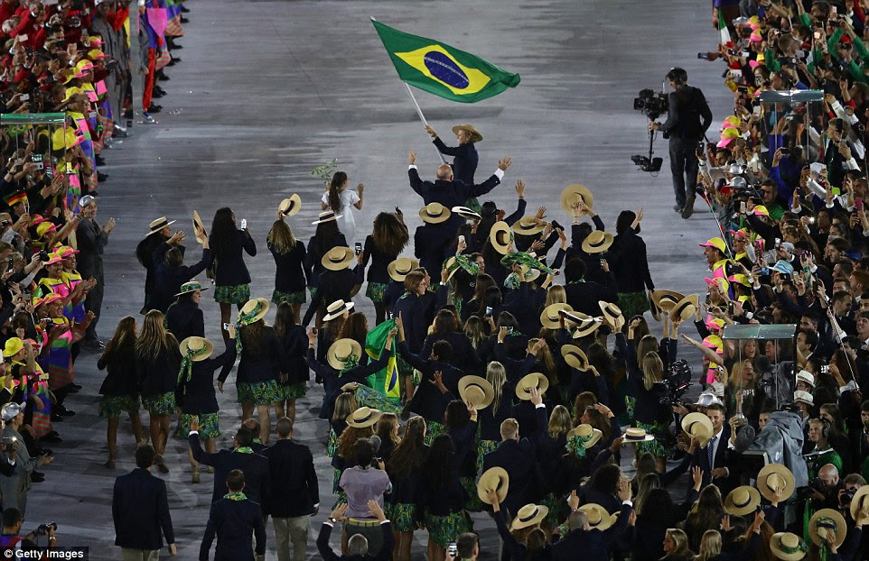 Os atletas brasileiros, vestindo blazers marinha e chapéus de palha, foram levados através do estádio por porta-bandeira, pentathlete Yane Marques