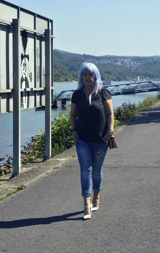 Seidenbluse in anthrazit kombinieren Sommer Outfit mit Seidenbluse in anthrazit kombiniert mit Jeans und High Heel Sandals
