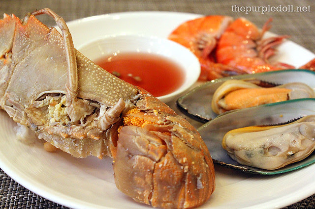Cold Seafood Lobster Mussels and Shrimps at Spiral Sofitel