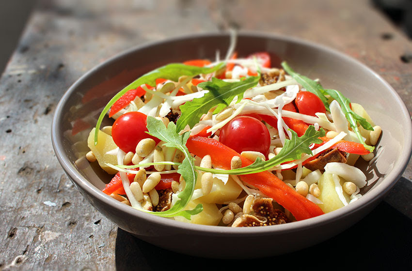 Salade pommes de terre figues tomates & sauce orange.