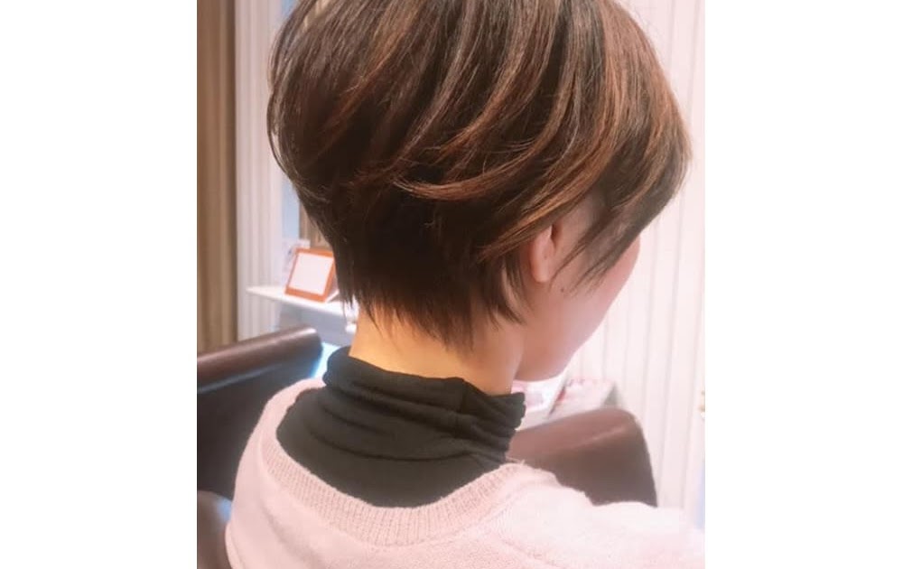 すごい 髪型 前 下がり ショート トレンディなヘアスタイル