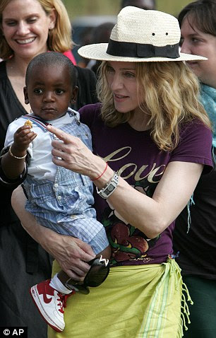 Mãe amorosa: Madonna é retratada com o filho adotivo David Banda quando ele era um bebê