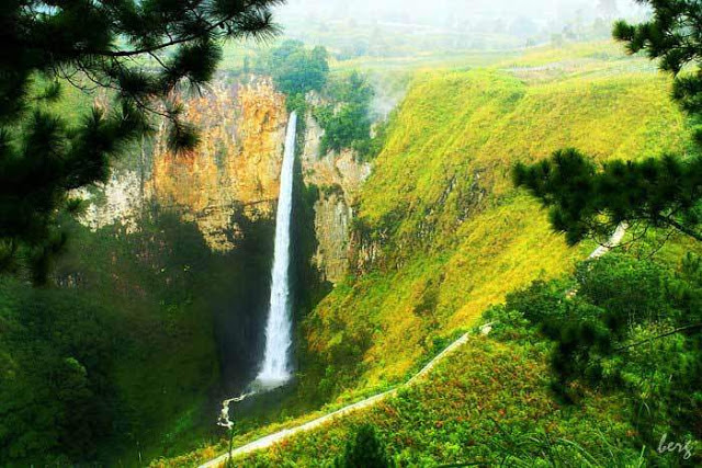 Air Terjun Sipiso Piso
