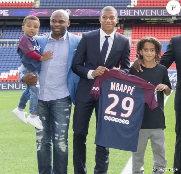 Ou Habite Kylian Mbappé : Coupe Du Monde Ces Bleus Des Banlieues The New York Times : Au cœur de ...