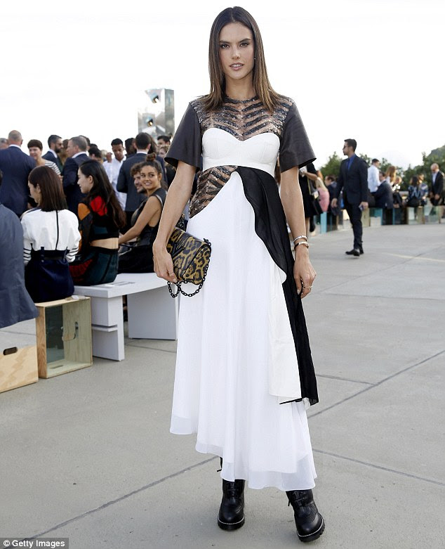 Stunner: Alessandra Ambrosio parecia deslumbrante em um vestido preto e branco, enquanto na coleção de cruzeiro Louis Vuitton 2017 no Rio de Janeiro