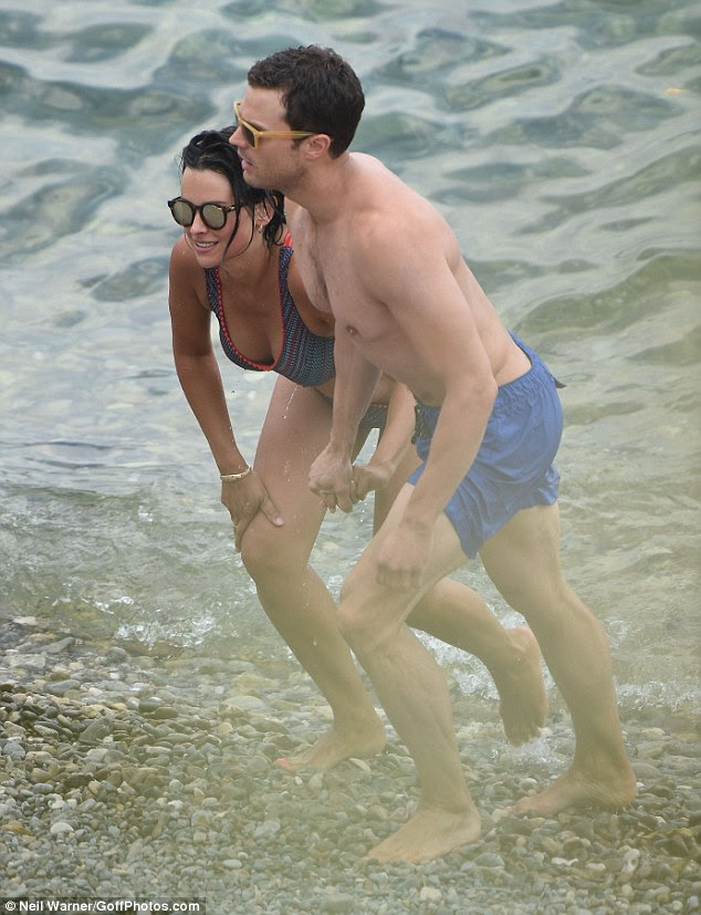 Time dos sonhos! Jamie e sua esposa parecia completamente amou-up como eles deram as mãos em seu caminho para fora das ondas