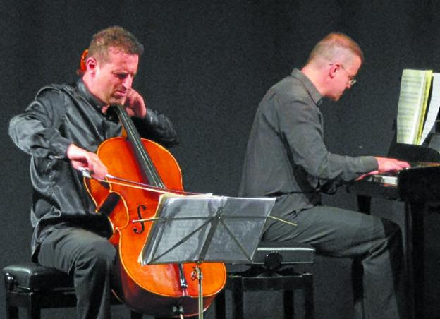 David y Carlos Apellaniz interpretando una obra al violoncello y piano durante uno de sus conciertos. /