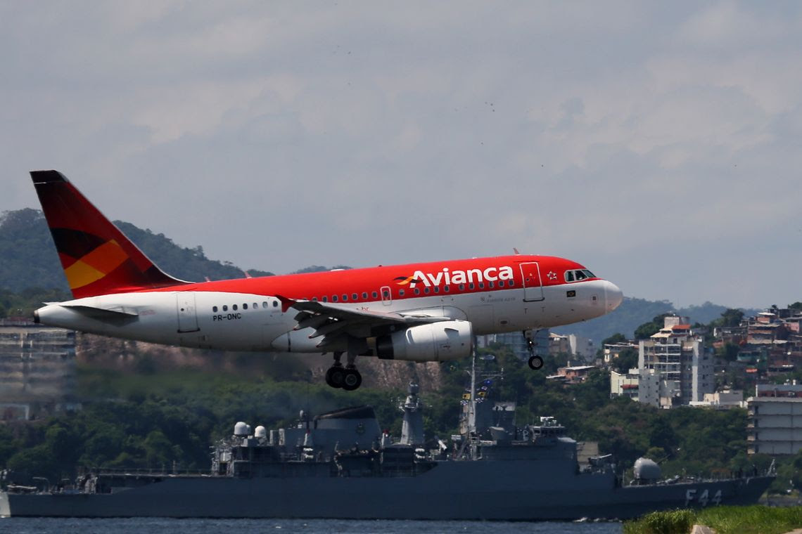 Um aviÃ£o da Avianca sobrevoa a BaÃ­a de Guanabara enquanto se prepara para aterrissar no aeroporto Santos Dumont, no Rio de Janeiro