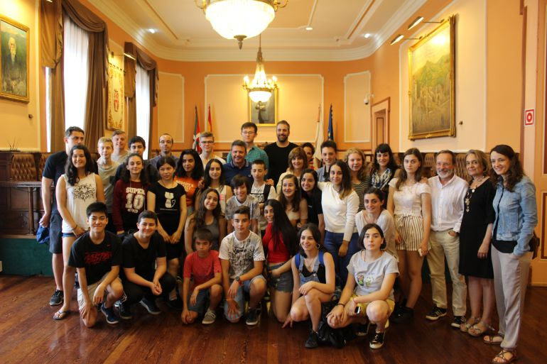 Estudiantes y concejales se han sacado una foto en el salón de plenos