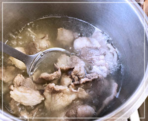 熊肉を煮ますよー