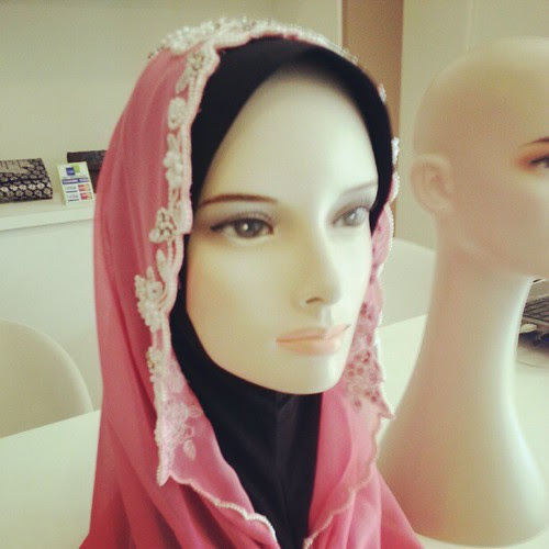 Tudung Siti pun ada dijual. RM200 harganya.