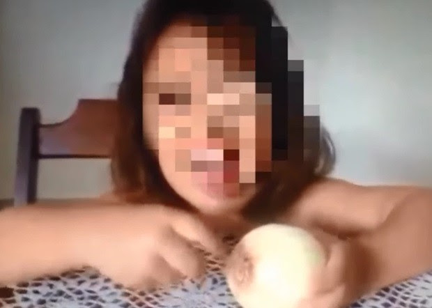 Criança morde cebola achando que era maçã (Foto: Reprodução)