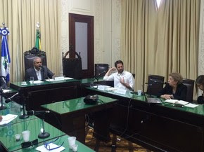 Em reunião, deputados receberam subsecretára da Secretaria de Estado de Fazenda (Foto: Nicolás Satriano/G1)