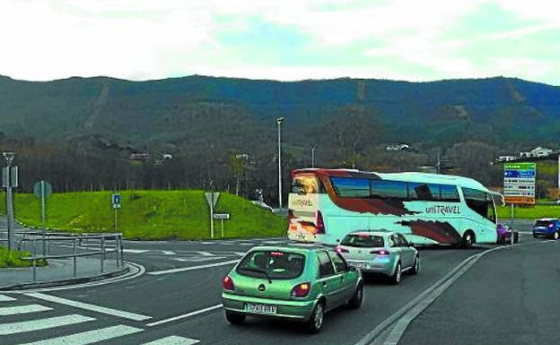 Carretera que baja desde el Hospital, junto al acceso que conduce a la Ikastola Txingudi. /