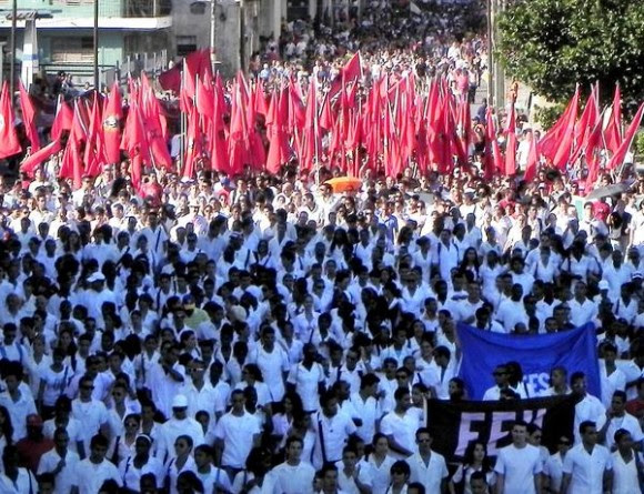 Jóvenes cubanos marchan desde la Escalinata de la Universidad de La Habana hasta el Monumento a los Ocho Estudiantes de Medicina en la Punta, fusilados injustamente hace 140 años, en 1871, por el colonialismo español, en La Habana, Cuba, el 27 de noviembre de 2011. AIN FOTO/Tony HERNÁNDEZ MENA/