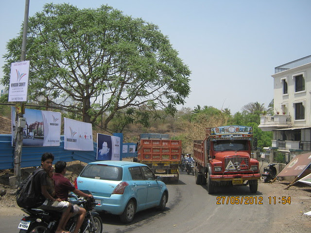 Traffic on Hairpin Turn of Katraj Ambegaon Khurd Road at Windsor County, 1 BHK 2 BHK & 3 BHK Flats near Reelicon Garden Grove, Datta Nagar, Ambegaon Budruk, Pune 411046