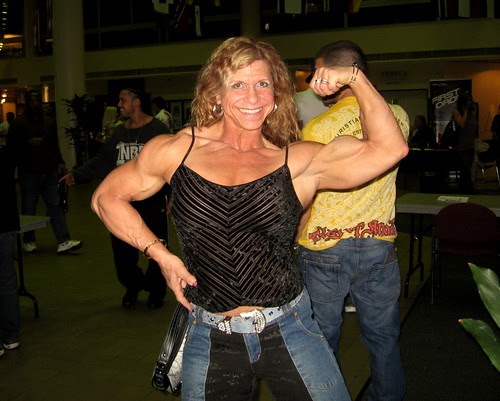 Michelle Brent At The 2008 Ny Pro Show Women S Bodybuilding Blog Women S Fitness Female Muscle