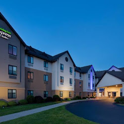 Holiday Inn Express & Suites Bradley Airport, an IHG Hotel