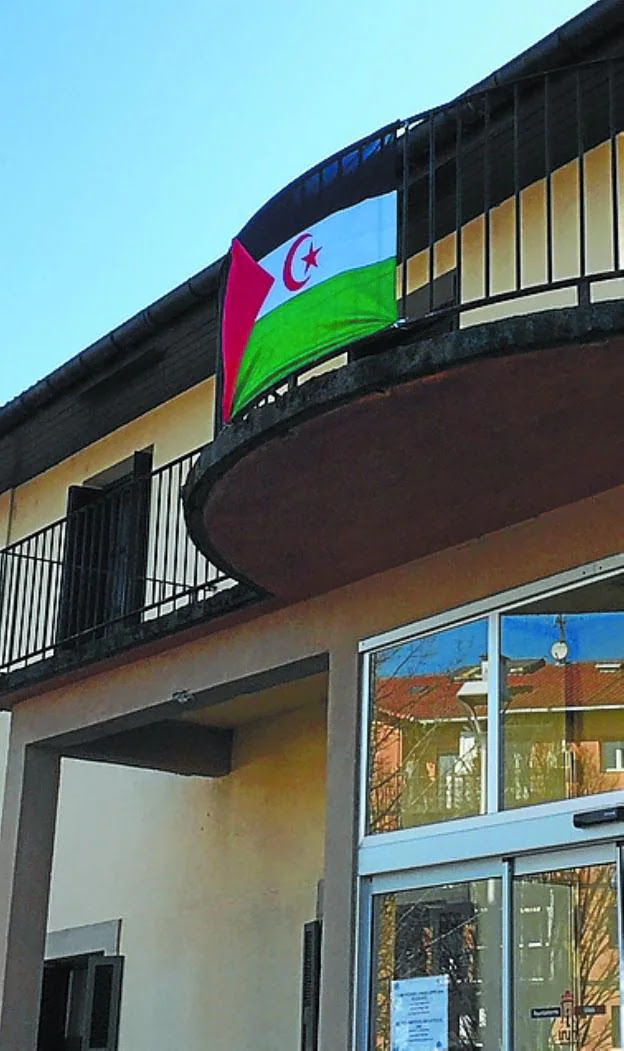 La bandera de la RASD, en el balcón de Bienestar Social. /