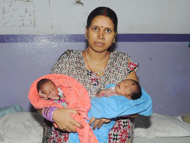 RInku Devi e seus dois bebês (Foto: Barcroft India / Barcroft Media / Getty Images) RInku Devi e seus dois bebês (Foto: Barcroft India / Barcroft Media / Getty Images)