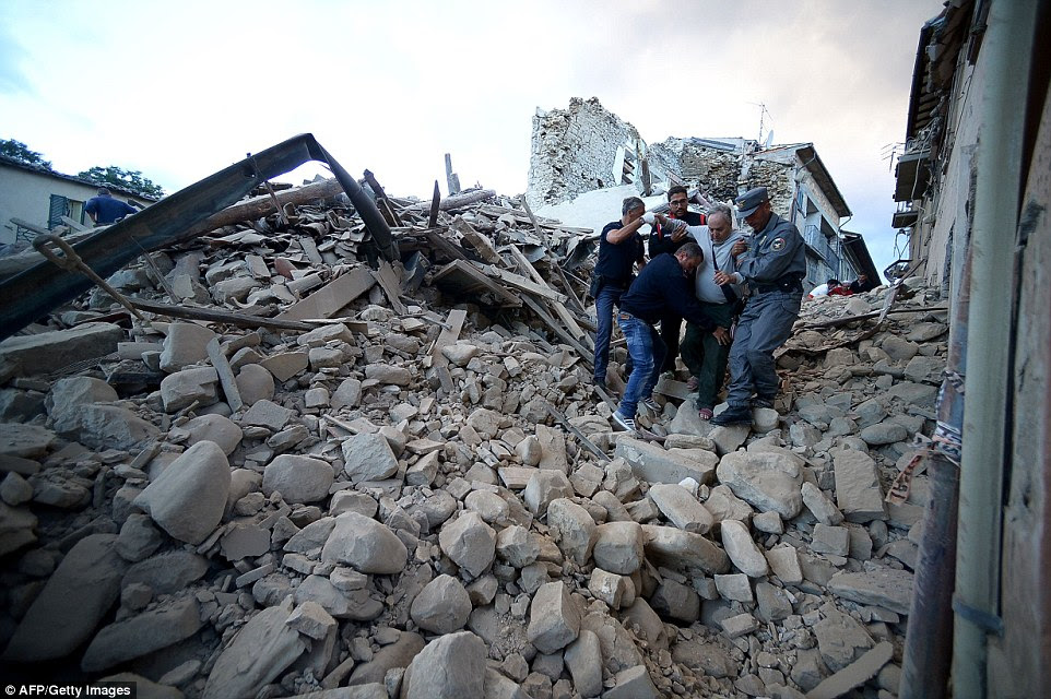 Chocante: Um sobrevivente em Amatrice é ajudado a segurança depois de um forte terremoto abalou a Itália de matar durante a noite, pelo menos 38 pessoas e enterrando muitos mais como eles dormiam