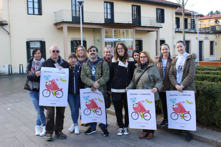 Responsables de las comparsas junto con la delegada de Cultura en la presentación del programa del Carnaval 2018.