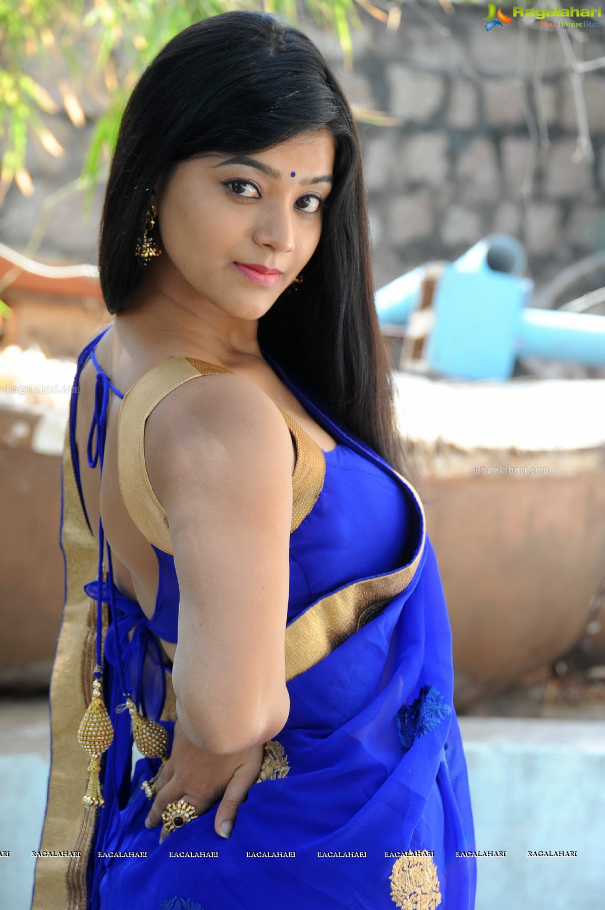 Yamini Bhaskar Cleavy And Side View Of Melons In A Blue Sleevless Blouse And Saree ~ Thiruttu Corner