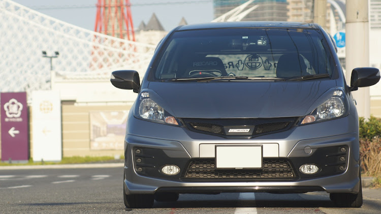 フィットの正面写真・ローガン・ローガンレーシング・正面は苦手に関するカスタム事例の投稿画像1枚目