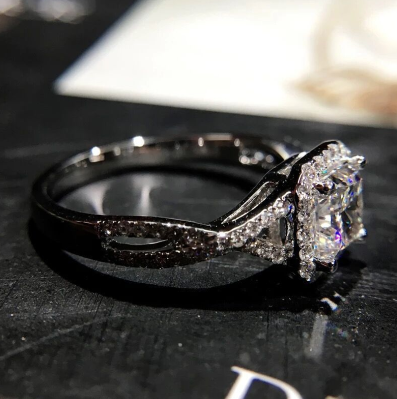 Women's 925 silver engagement ring with inlaid zircon. New princess design, 6mm, European and American style. A perfect 