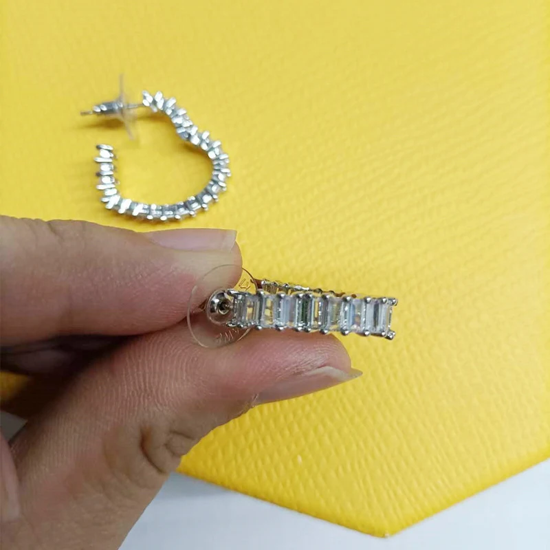 Pendientes perforados para mujer con corte de círculo grande en forma de corazón Elegancia y estilo únicos para realzar tu look diario.