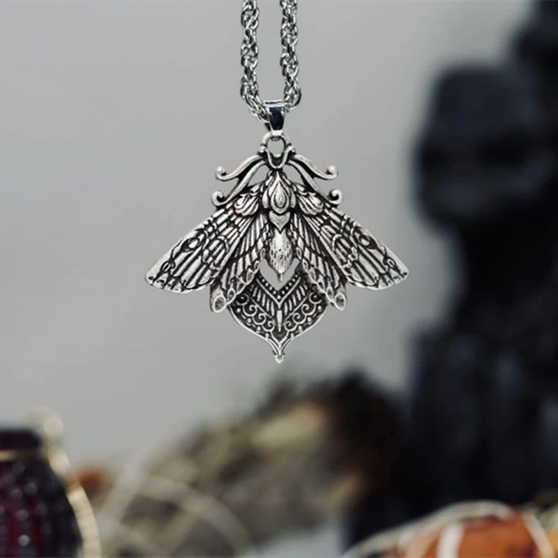 Retro stijl dames ketting met mot hanger, een uniek en elegant sieraad. Perfect als cadeau en een charmante vintage mode accessoire.