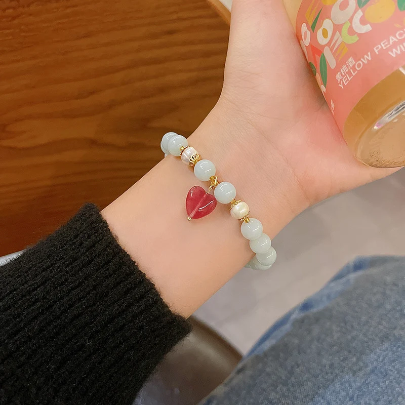 Pulseira de contas coloridas e fofas com pérolas, perfeita para adicionar um toque de charme e alegria ao seu visual diário.